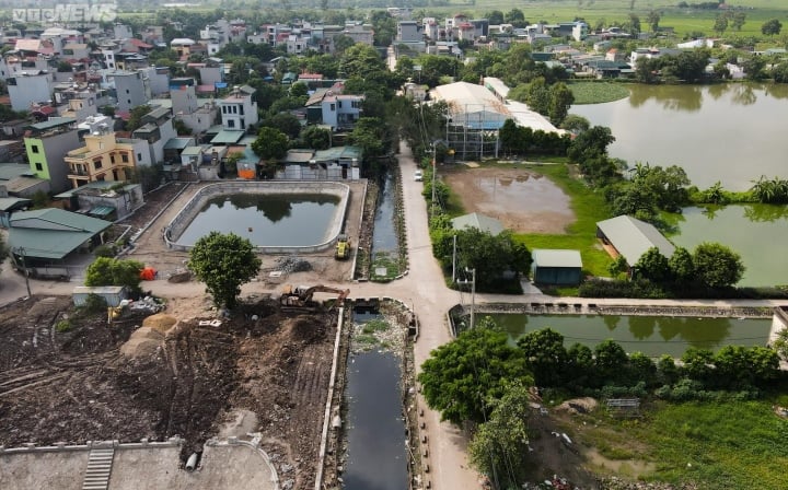 Rund um das Dorf Vinh Ninh besteht aufgrund des verschmutzten Kanalsystems, der stehenden Teiche und der überwucherten Bäume leicht die Gefahr eines Denguefieberausbruchs.