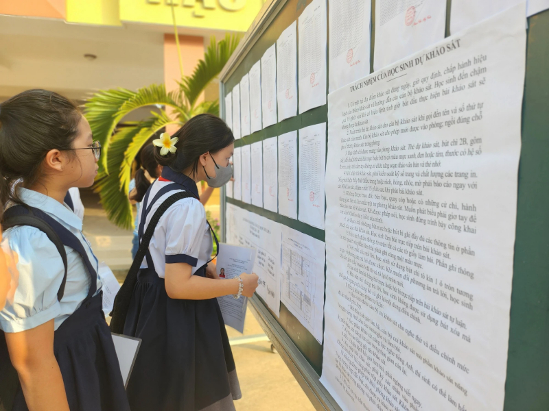 Au cours de l'année scolaire 2023-2024, pour la première fois, Hô-Chi-Minh-Ville organisera des examens d'admission supplémentaires pour la 10e année publique - photo : Thuy Linh