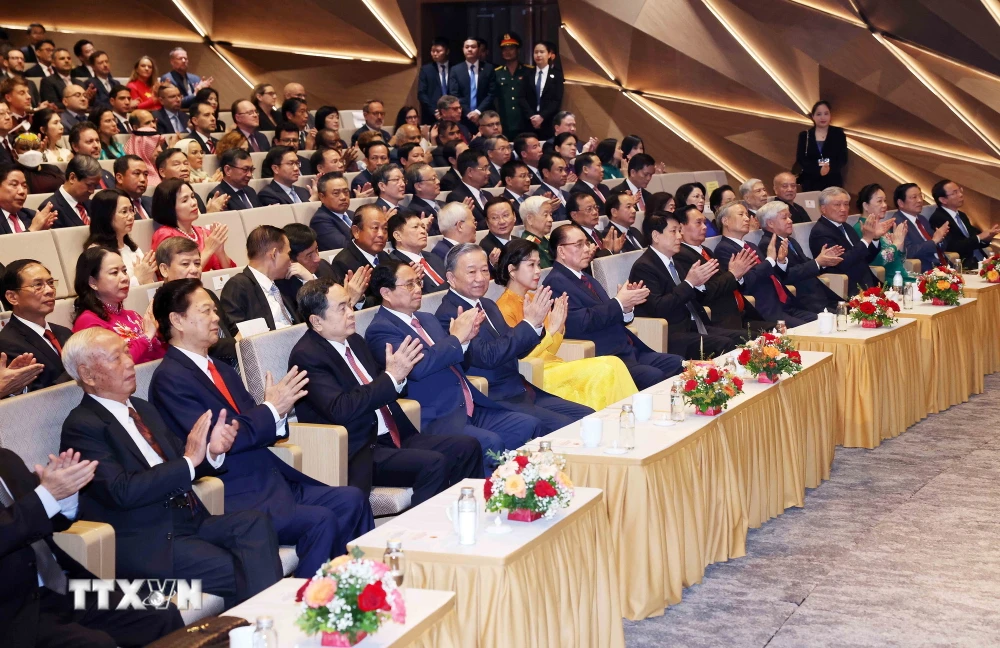 El Secretario General y Presidente To Lam con líderes y ex líderes del Partido, Estado, ministerios, agencias centrales, la ciudad de Hanoi y embajadores, encargados de negocios y jefes de organizaciones internacionales en la ceremonia. (Foto: Lam Khanh/VNA)