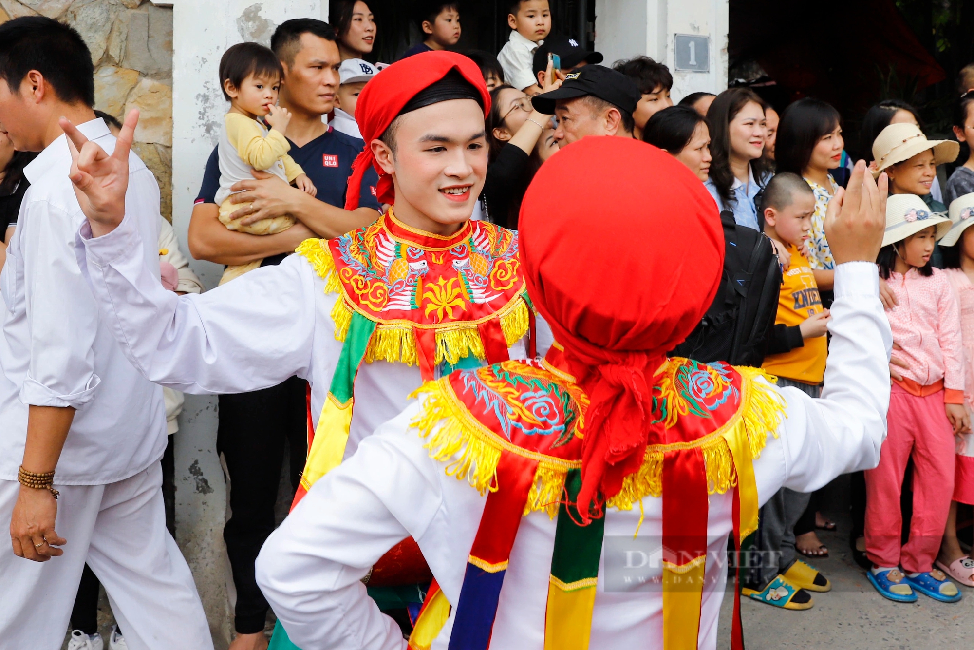 Cậu bé 13 tuổi lần đầu giả gái múa 