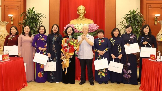 Le secrétaire général Nguyen Phu Trong offre des cadeaux aux femmes députées de l'Assemblée nationale. Photo: VIET CHUNG