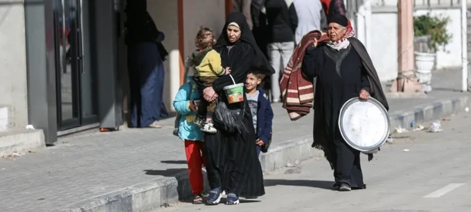 الفلسطينيون يغادرون قطاع غزة. صورة: الجزيرة