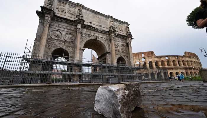 L'Arc de Constantin à Rome a été endommagé par la foudre lors d'un orage.