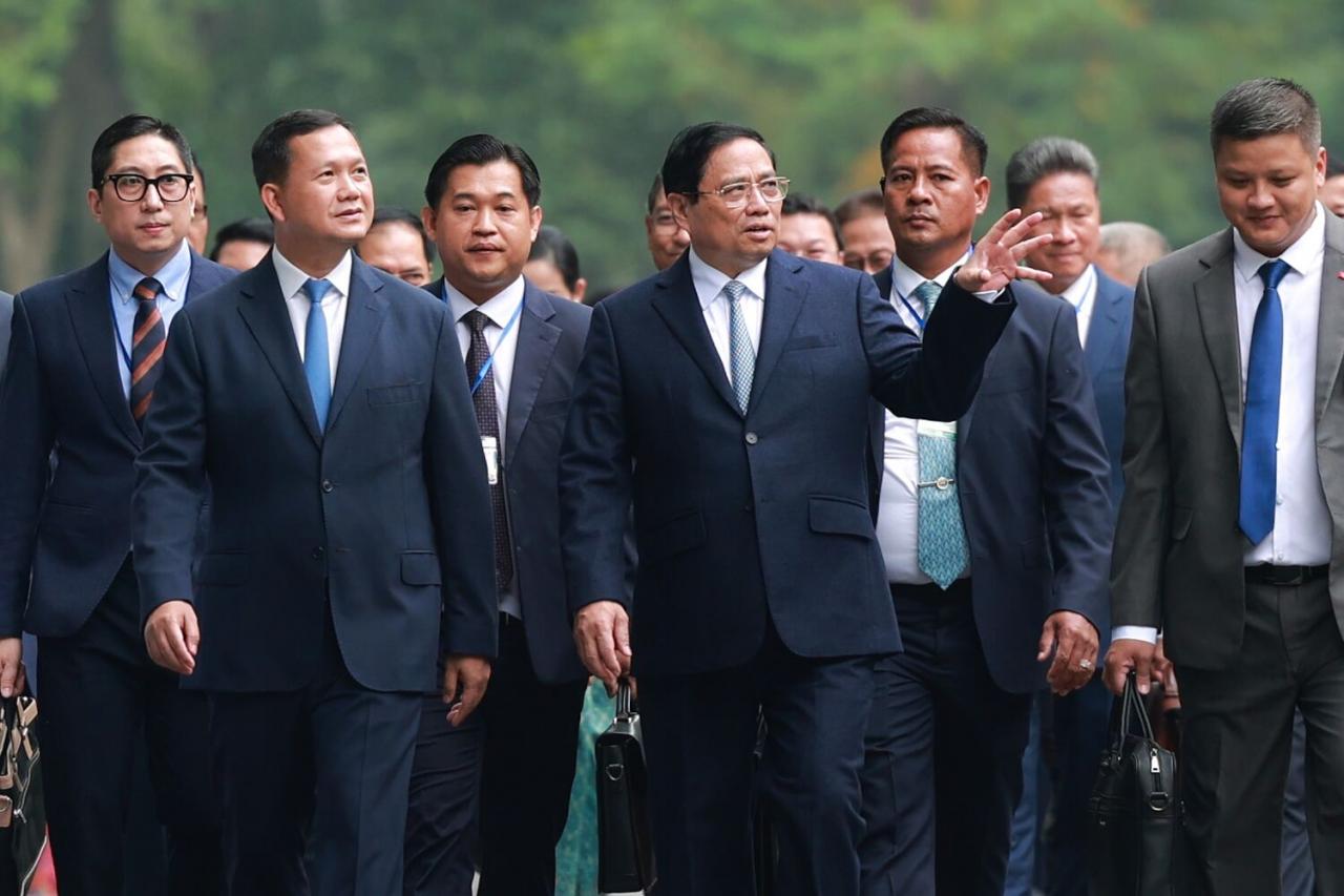 Après la cérémonie solennelle d'accueil, le Premier ministre Pham Minh Chinh et le Premier ministre cambodgien Hun Manet se sont rendus au bureau du gouvernement pour des entretiens. Photo : Hai Nguyen.