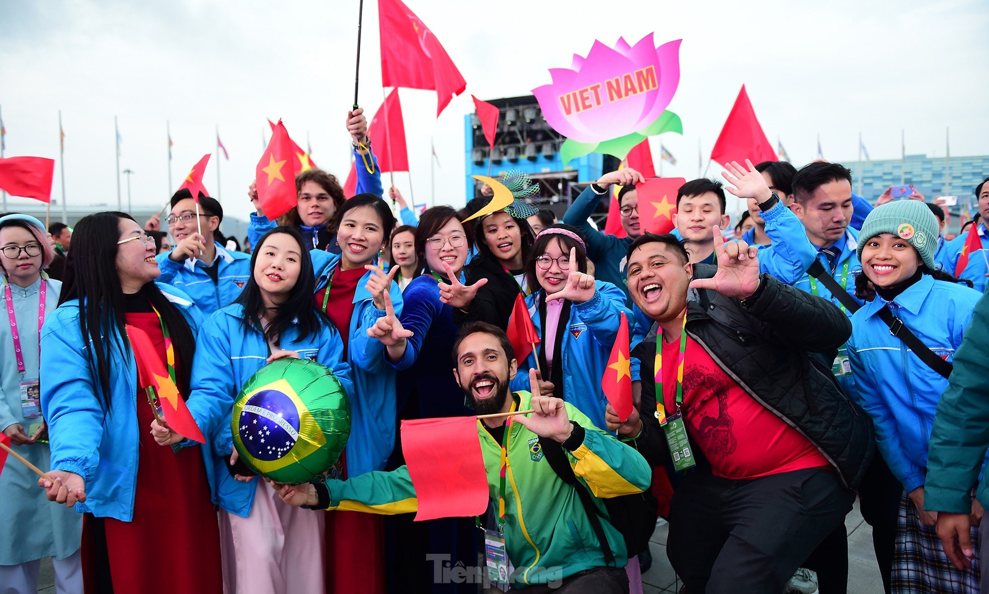 Bandera roja con estrella amarilla ondeando en el Festival Mundial de la Juventud 2024 foto 23