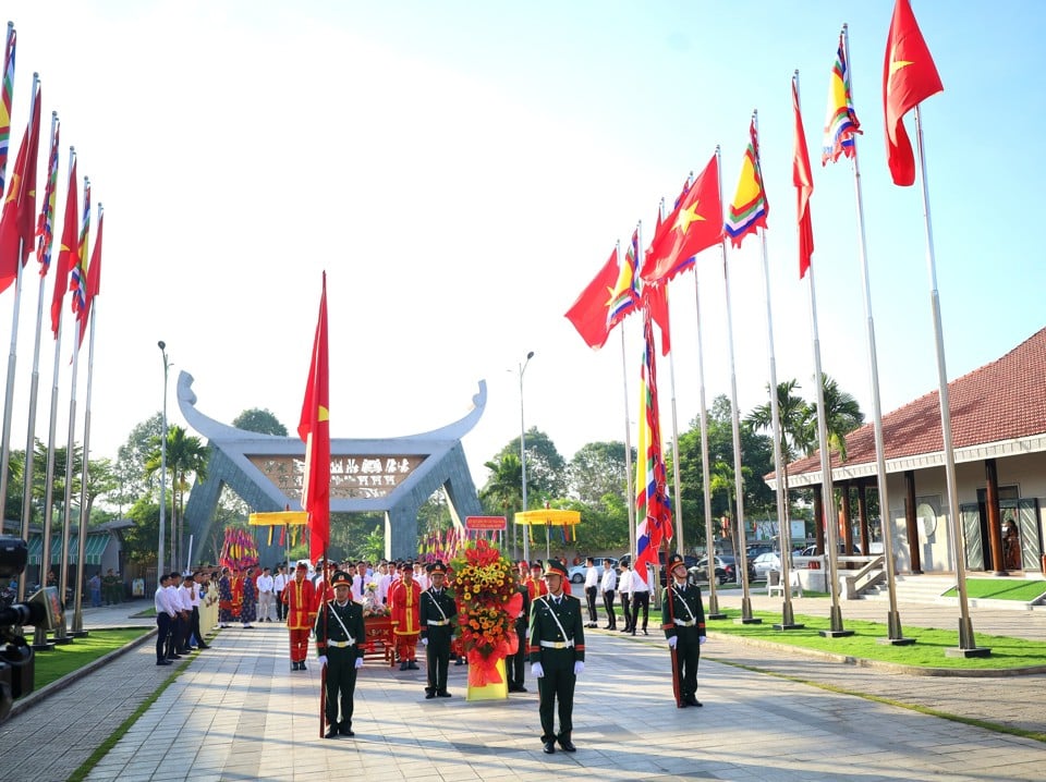 ក្បួន​ដង្ហែ​ធូប​ចូល​ទៅ​ក្នុង​ប្រាសាទ​ធំ។