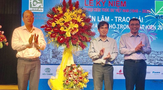 Deputy Secretary of the Ho Chi Minh City Party Committee Nguyen Ho Hai presents flowers to congratulate the Ho Chi Minh City Association of Architects. Photo: QUOC HUNG