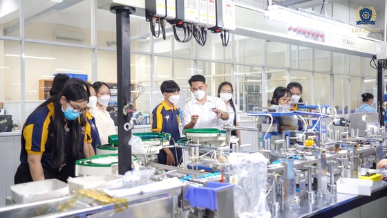 Studierende der Gia Dinh-Universität im praktischen Unterricht