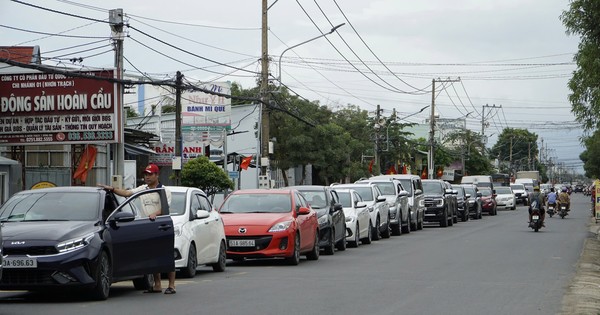 Embouteillage sur des kilomètres en attendant de traverser le ferry de Cat Lai pour Ho Chi Minh Ville