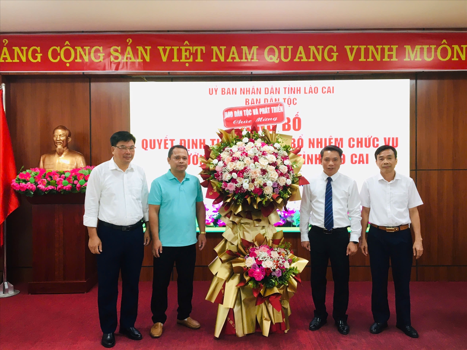 Báo Dân tộc và Phát triển tặng hoa chúc mừng Tân Trưởng Ban Dân tộc tỉnh Lào Cai Nguyễn Xuân Nhẫn