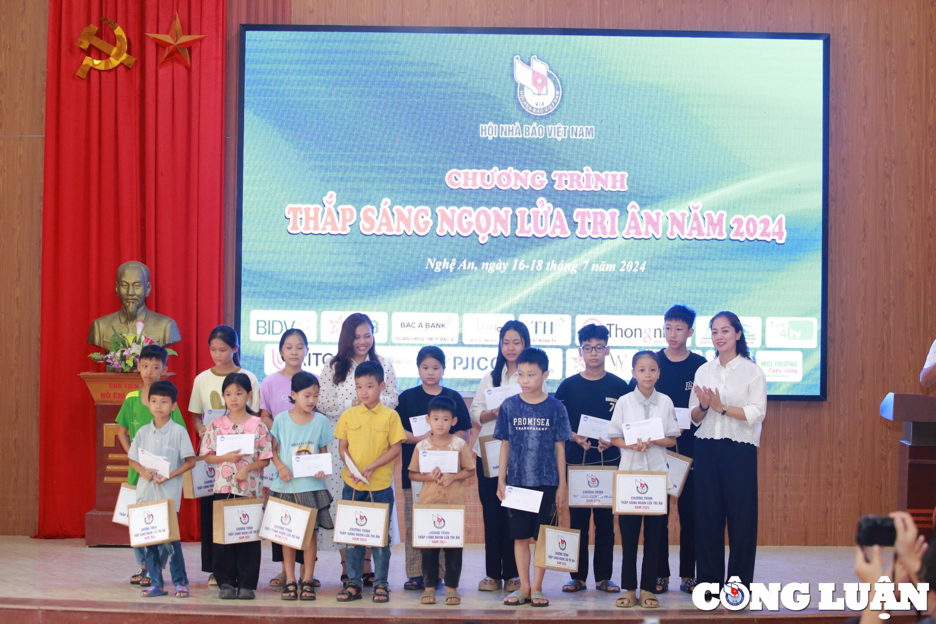 Vietnam News Agency gives gifts to poor families and poor students in An Hinh 12