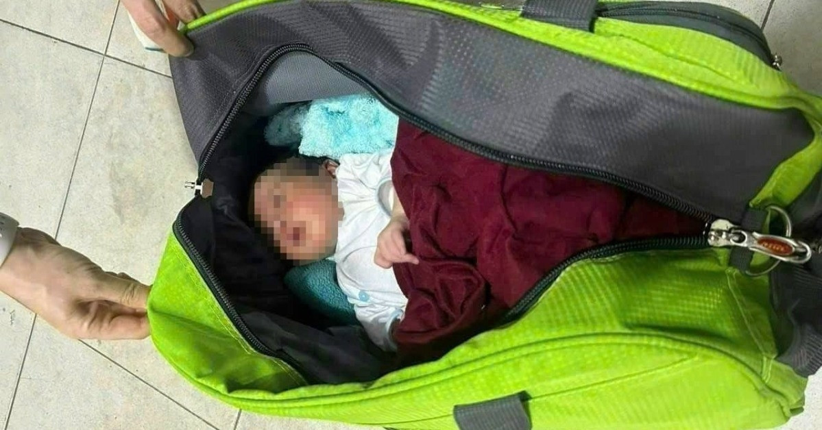 Un bebé recién nacido fue abandonado en el césped de la ciudad de Ho Chi Minh