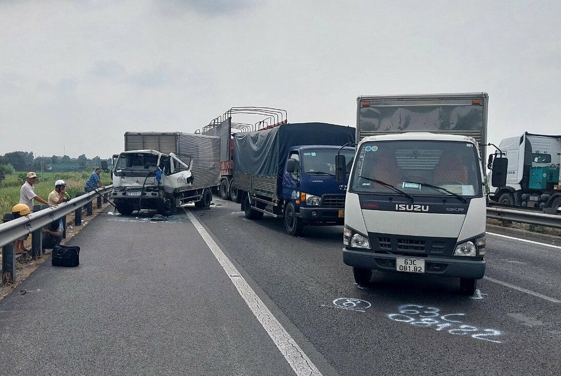 5 voitures entrent en collision sur l'autoroute Trung Luong