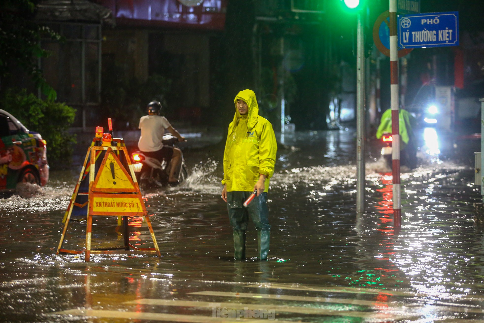 Starker Regen, Straßen von Hanoi nachts überflutet Foto 2