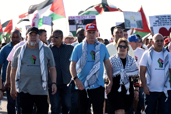 De izquierda a derecha: el primer ministro cubano Manuel Marrero, el presidente cubano Miguel Díaz-Canel y su esposa Lis Cuesta marchan en apoyo de los palestinos en La Habana el 23 de noviembre. Foto: AFP