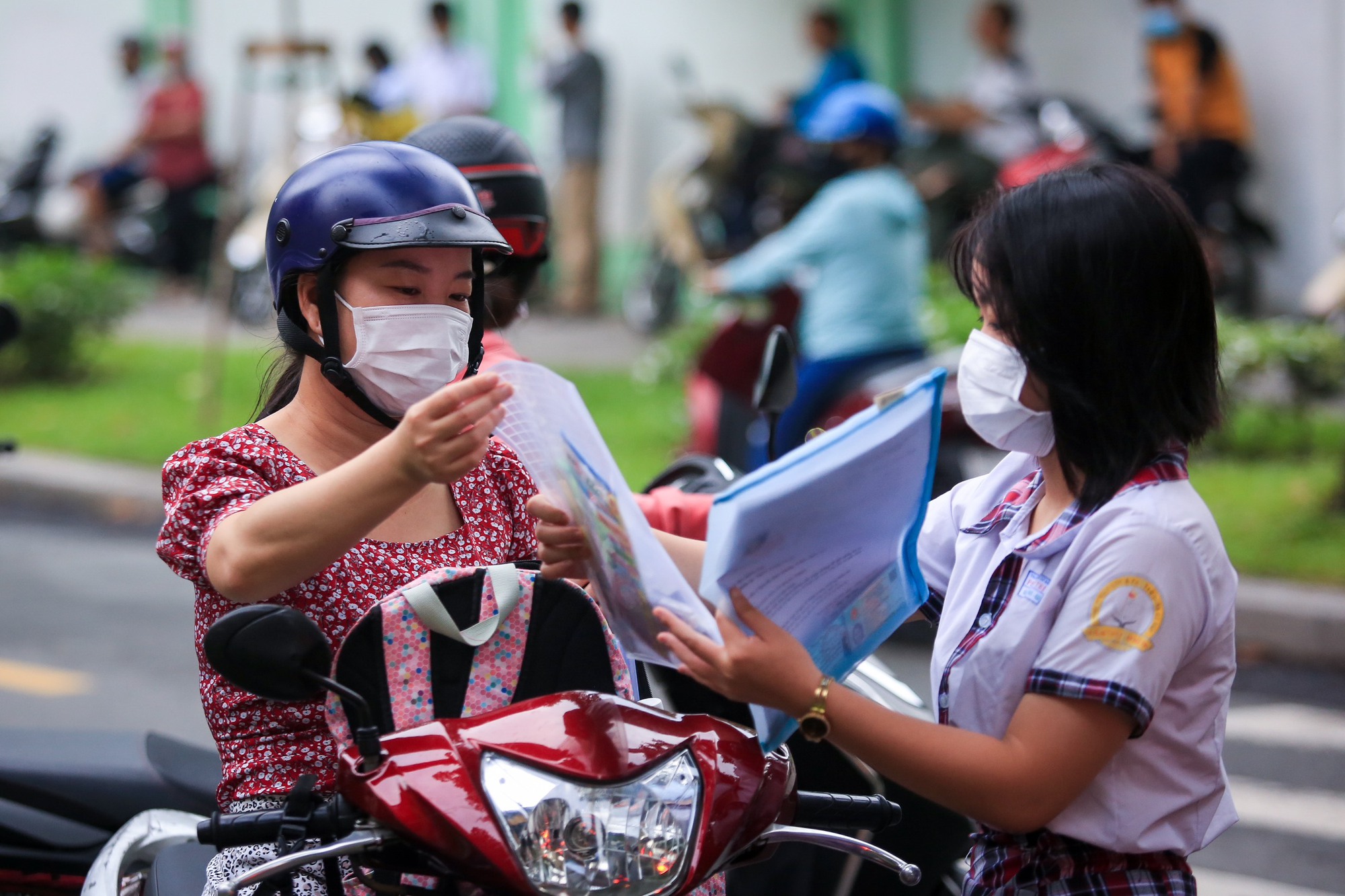 Con bật khóc sau giờ thi văn vào lớp 10: Ba, mẹ ở đây rồi! - Ảnh 9.