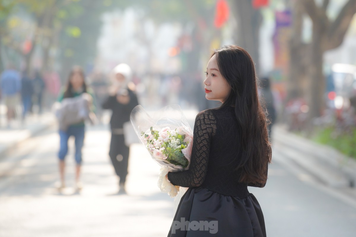 Hanoi people leisurely stroll and sightsee on the first day of the new year photo 9