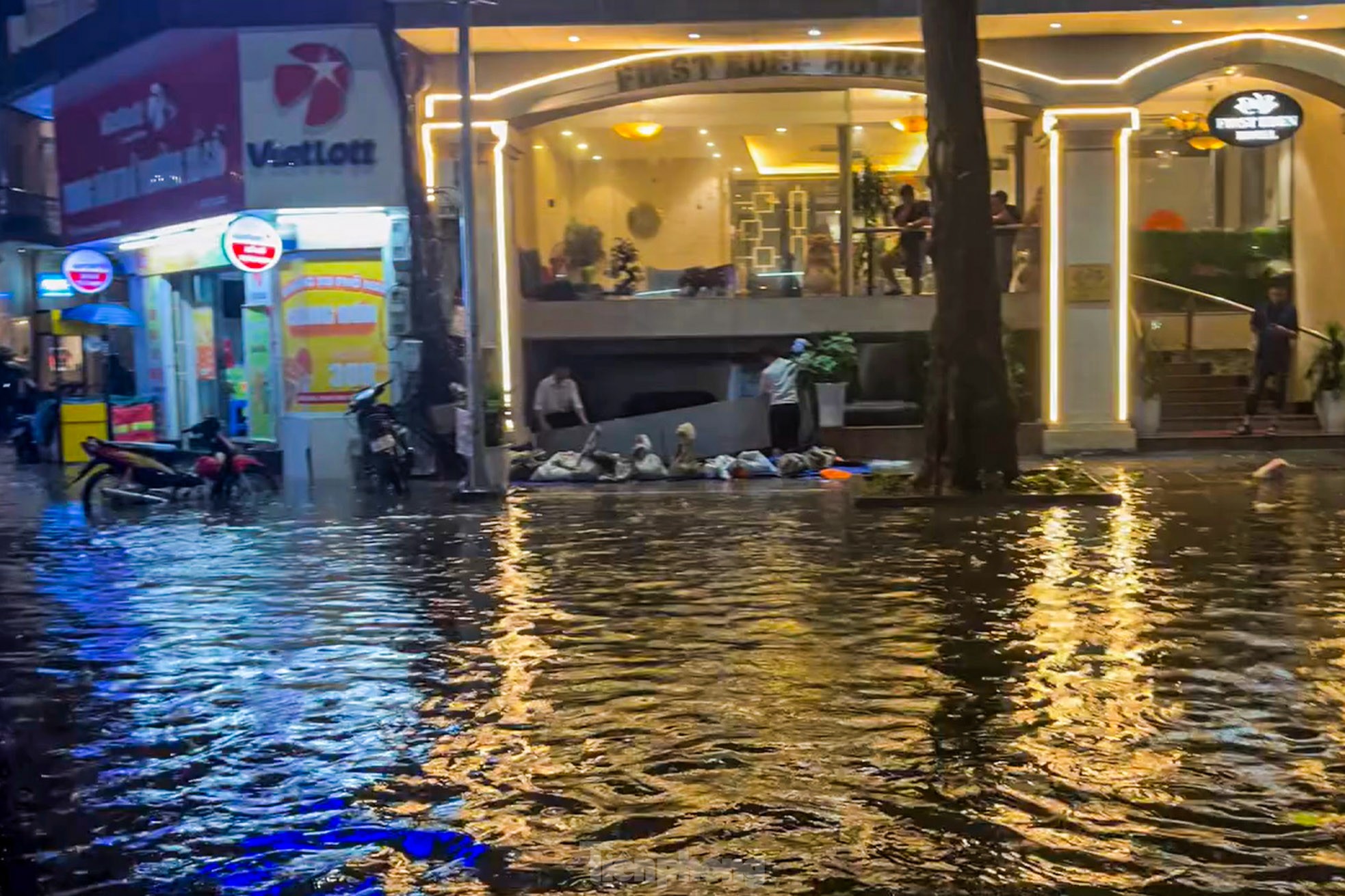 Starker Regen, Straßen von Hanoi nachts überflutet Foto 8