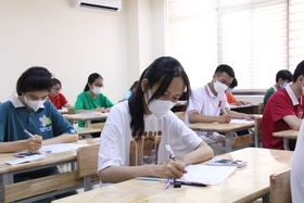 Hoy, 7 de junio, más de 1.200 candidatos tomaron el examen de ingreso al 10º grado en la Escuela Secundaria Especializada Hung Vuong.