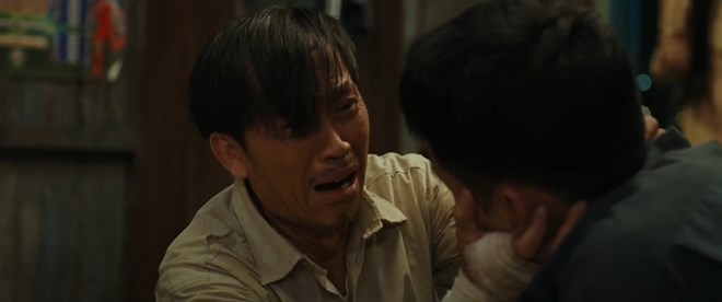 Hoai Linh schlug Tuan Tran im Film „Getting Rich with Ghosts“ zu Brei