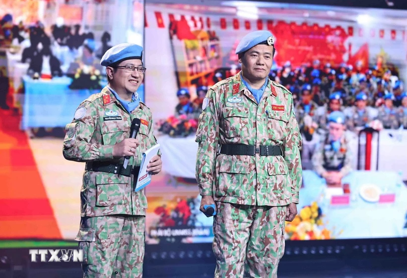 Comunicándose con el camarada Mai Hop, cuyo hijo también siguió los pasos de su padre y se convirtió en boina verde. Esta es también la primera pareja padre-hijo de la Fuerza de Mantenimiento de la Paz de Vietnam. (Foto: Minh Duc/VNA)