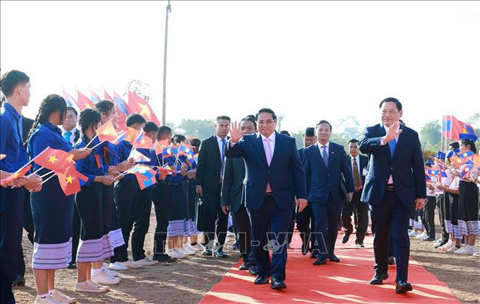ファム・ミン・チン首相とラオスのソネサイ・シパンドン首相が、ラオス・ベトナム友好公園プロジェクトの起工式に出席した。写真：ドゥオン・ザン/VNA