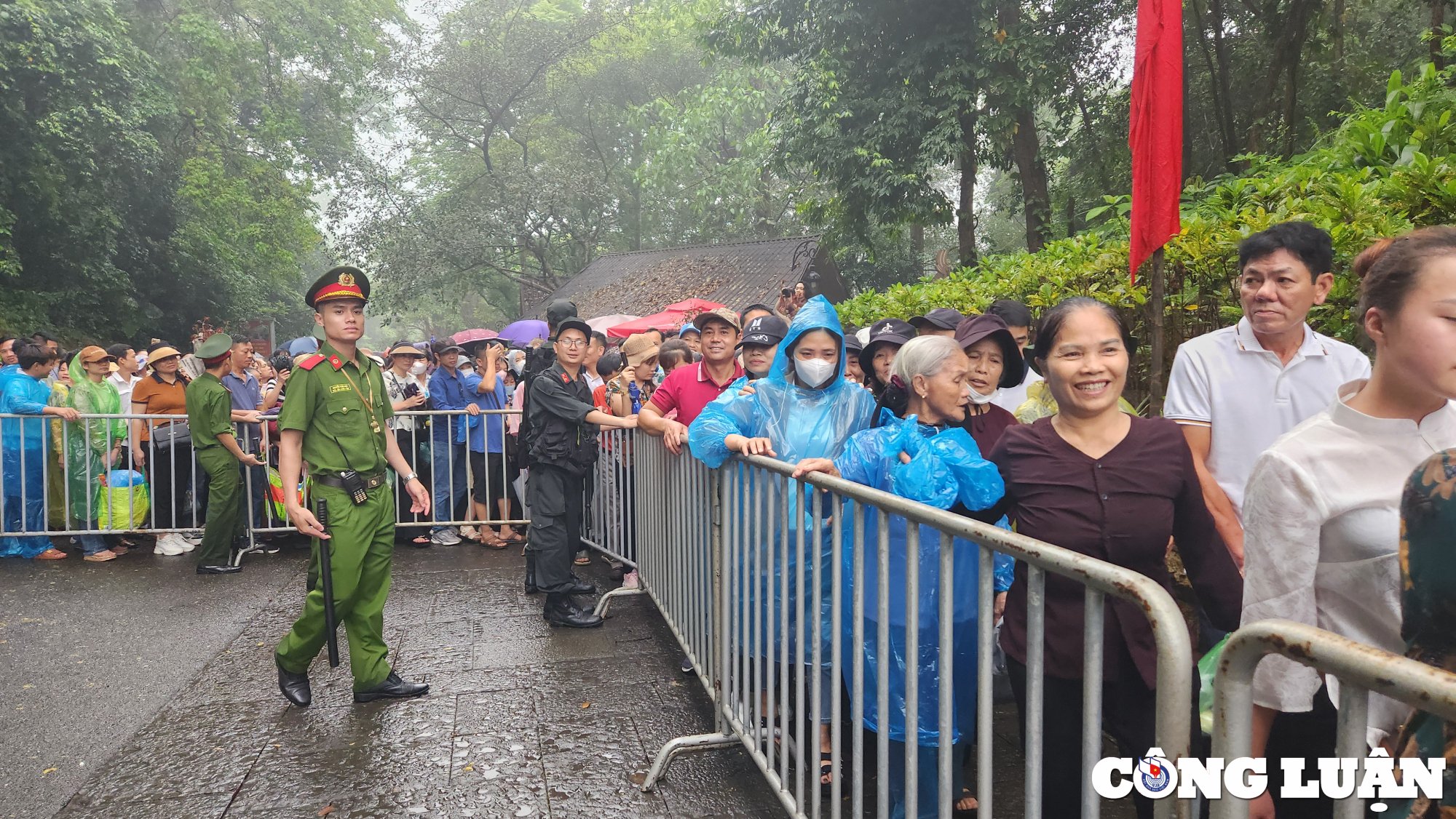 phu tho bien nguoi do ve dang le o den hung trong ngay chinh hoi hinh 5