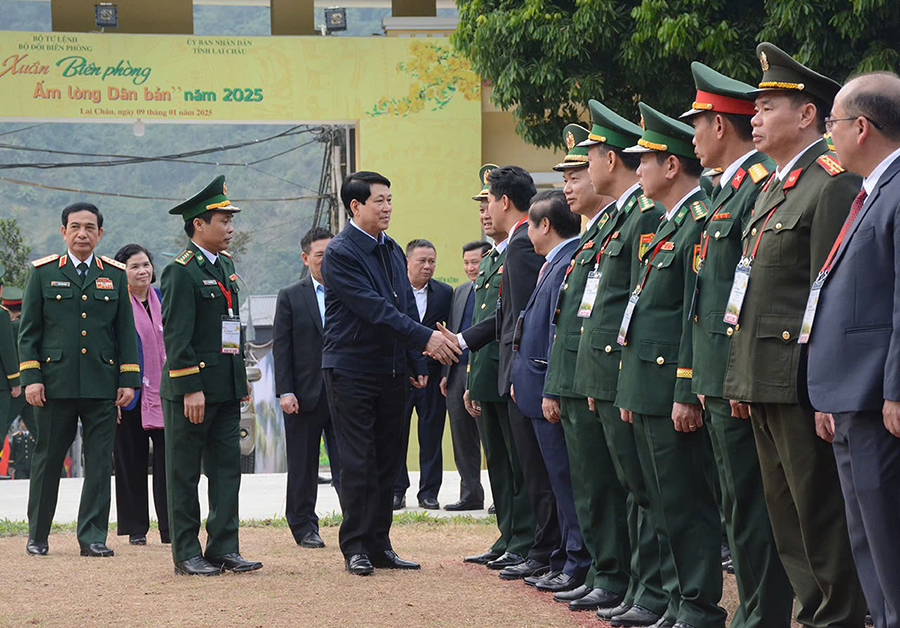 El presidente Luong Cuong asiste a numerosas actividades en el marco del programa "La primavera fronteriza calienta los corazones de los aldeanos"