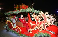 Da Nang streets glow red at night with more than 600 Santa Claus parade