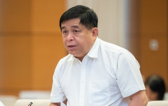 Minister of Planning and Investment Nguyen Chi Dung speaks at the meeting of the National Assembly Standing Committee on the afternoon of May 12. Photo: Hoang Phong