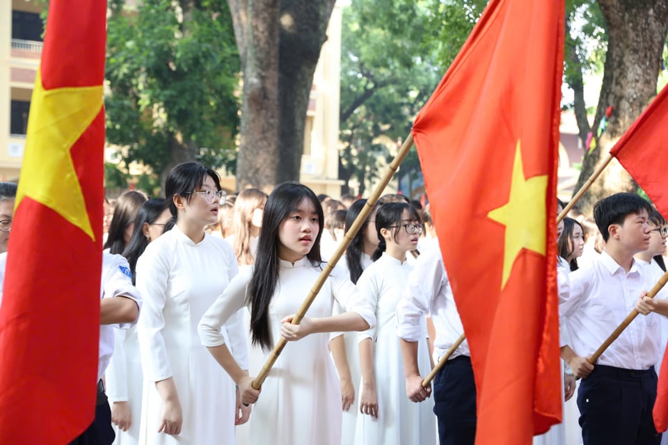 645 estudiantes de décimo grado de la escuela secundaria Phan Dinh Phung en el día de apertura de clases. 