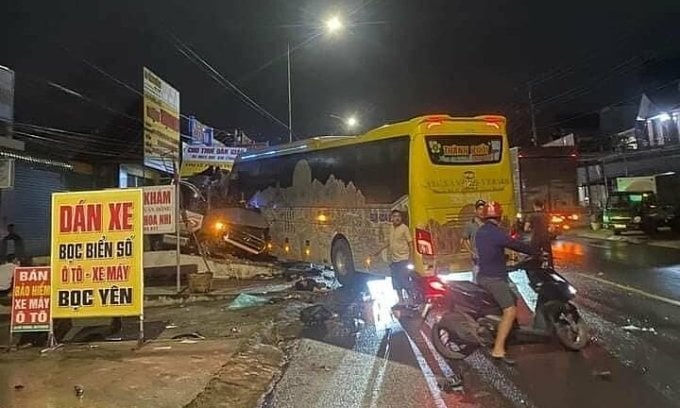 Unfallstelle zwischen zwei Passagierbussen, Morgen des 30. Oktober. Foto von : Thai Ha