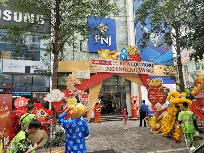 PNJ store on Cau Giay street decorated and prepared activities to welcome customers to buy gold on God of Wealth day from the morning of February 18. Photo: Anh Tu