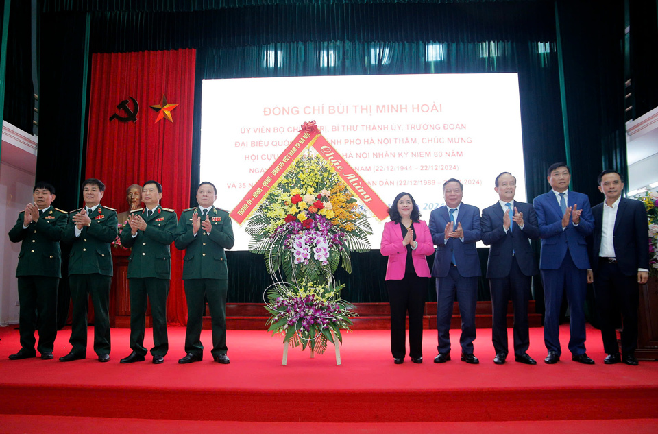 Bí thư Thành uỷ Bùi Thị Minh Hoài cùng các đồng chí lãnh đạo TP Hà Nội tặng lẵng hoa, chúc mừng Hội Cựu chiến binh TP.