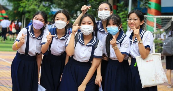 Esta mañana, alrededor de 96.000 candidatos en la ciudad de Ho Chi Minh verificaron su información personal para el examen de décimo grado.