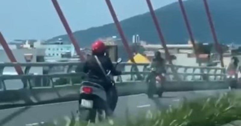 女性が橋の上で逆走してバイクに乗っていたところ、別のバイクに正面衝突した。