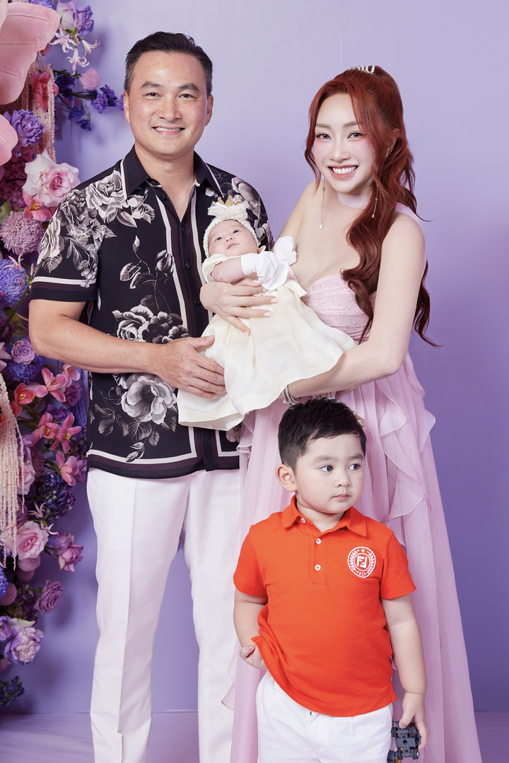 Chi Bao's daughter's full month party was held at a 5-star hotel in Ho Chi Minh City. Ly Thuy Chang chose purple and pink as the main color for her little princess's party.