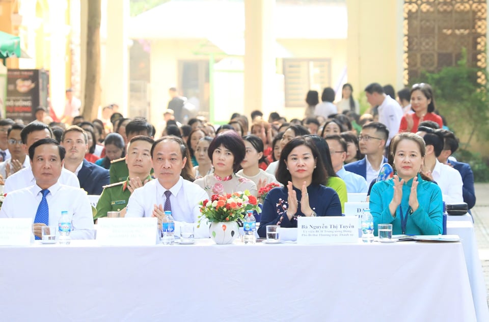 Delegados asistentes a la ceremonia de apertura en la escuela secundaria Phan Dinh Phung. 