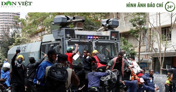 Demonstranten klettern auf Wasserwerfer und brennen Parlament in Kenia nieder