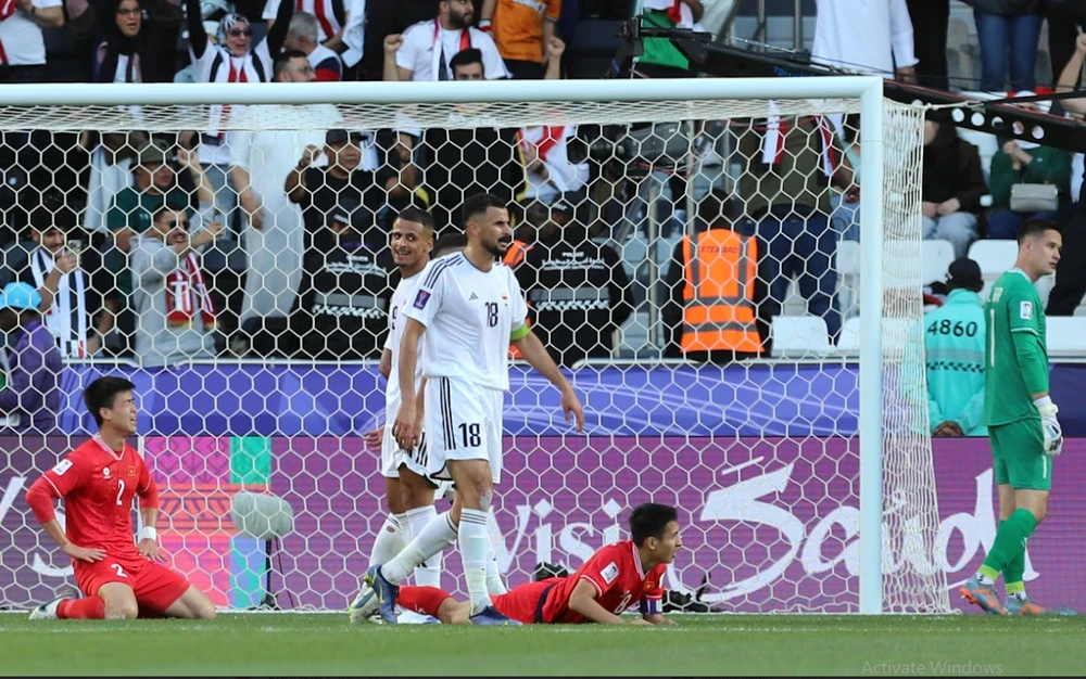 يبدو أن دوي مانه وهونج دونج ونجوين فيليب عاجزون أمام قلة خبرة العديد من اللاعبين الشباب. الصورة: ANH KHOA