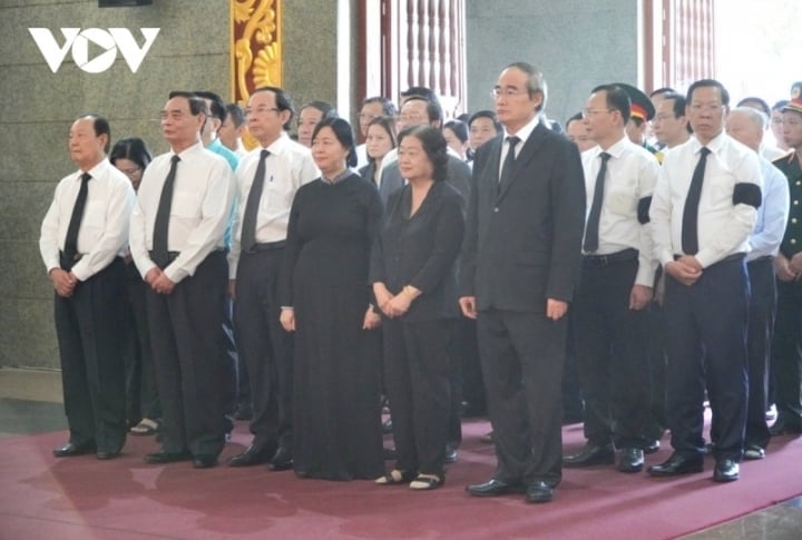 A delegation of leaders and former leaders of the Party, State, Ministry of Education and Training, and Ho Chi Minh City visited and expressed condolences to the family of Professor Tran Hong Quan.