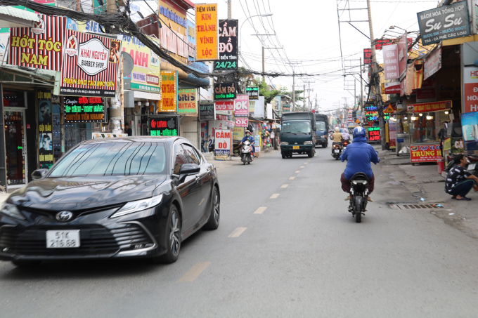 រថយន្ត​រត់​លើ​ផ្លូវ Vinh Loc ស្រុក Binh Chanh ខែ​វិច្ឆិកា ឆ្នាំ 2022។ រូបថត៖ Ha Giang