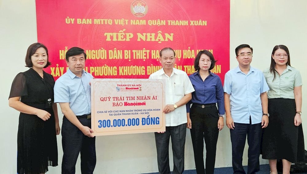 หนังสือพิมพ์ฮานอยบริจาคเงิน 300 ล้านดองเพื่อช่วยเหลือผู้ประสบภัยไฟไหม้ในThanh Xuan ภาพที่ 1