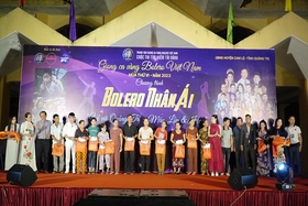 Bolero charity music night giving charity gifts in Cam Lo district