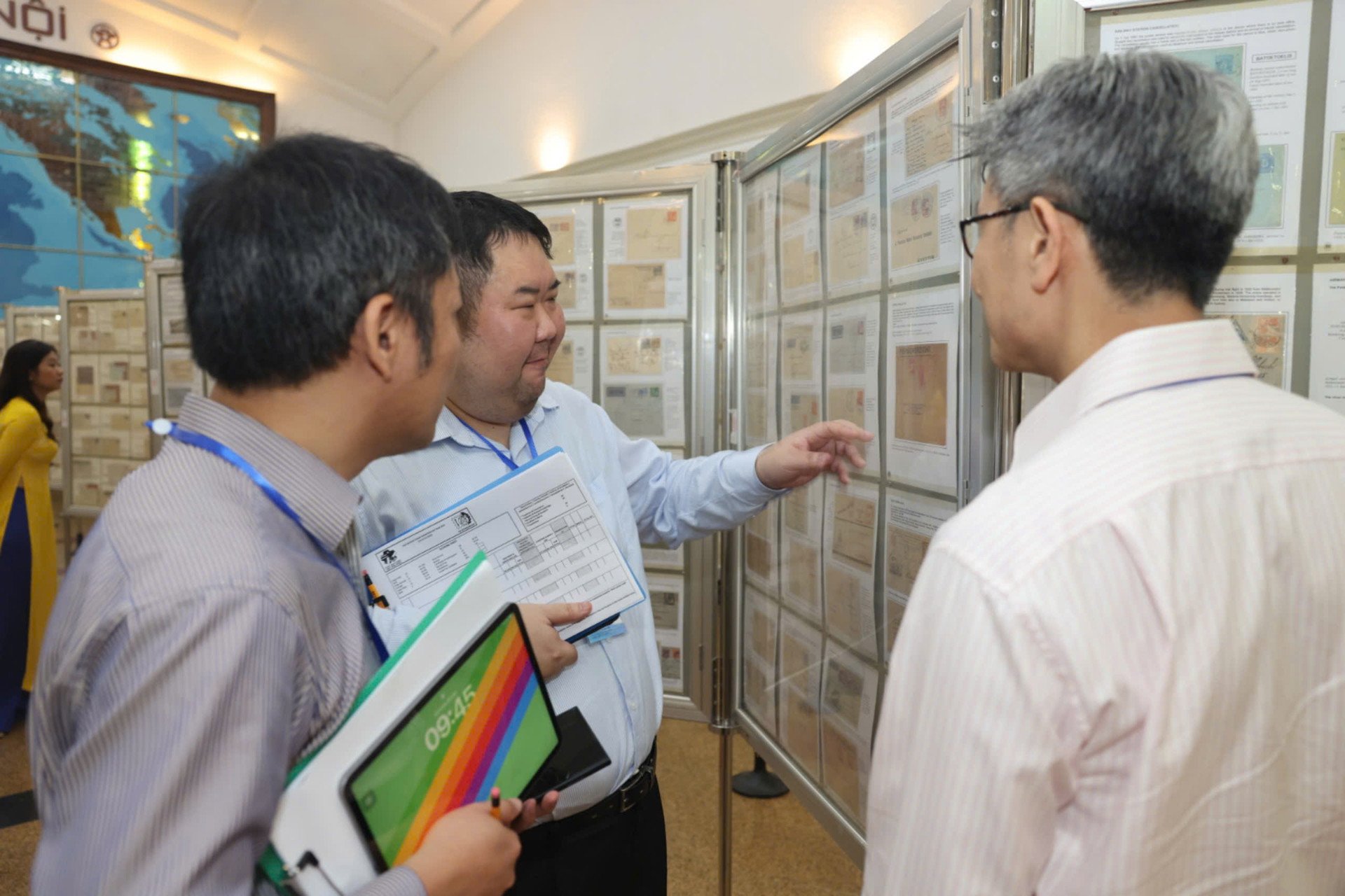 Visitantes a la exposición de sellos de la ASEAN en Vietnam 1.jpg