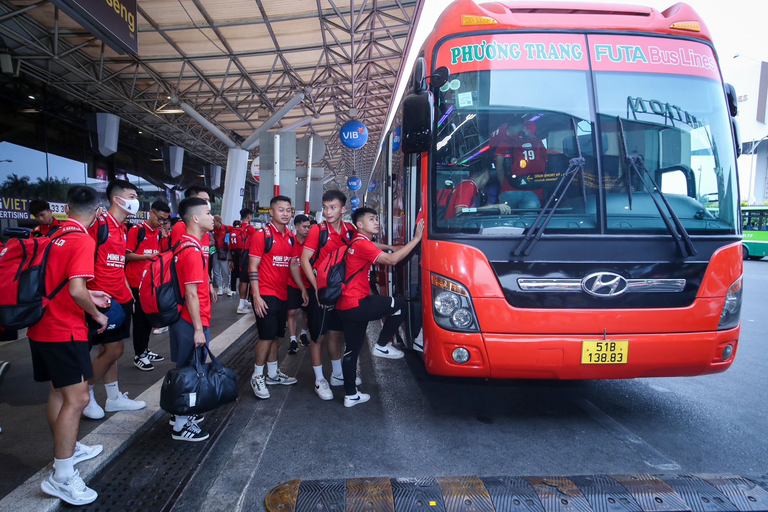 Thời tiết khắc nghiệt ở TP.HCM không làm chùn bước 2 đội bóng xuất sắc miền Bắc- Ảnh 9.