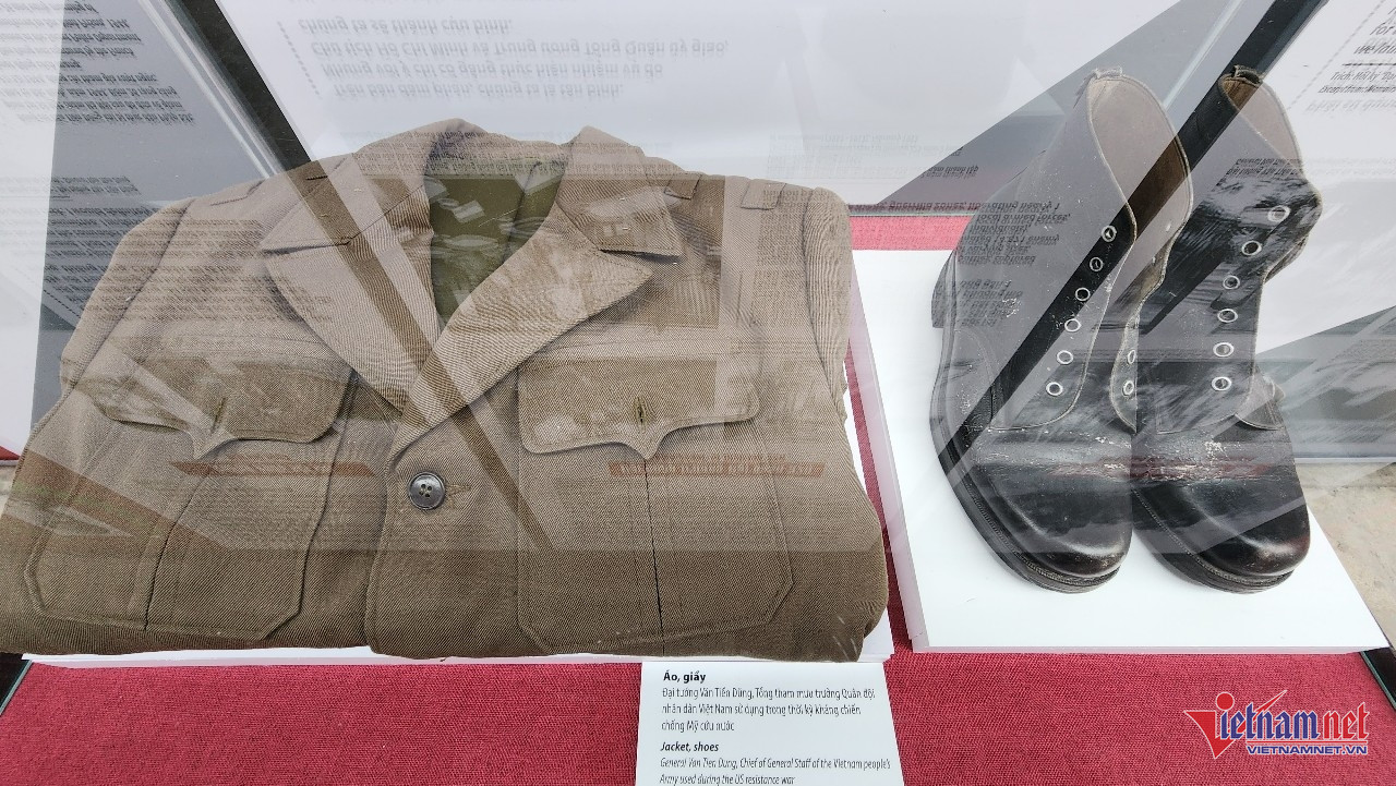 Exposition spéciale sur le général Vo Nguyen Giap et 8 généraux de l'armée