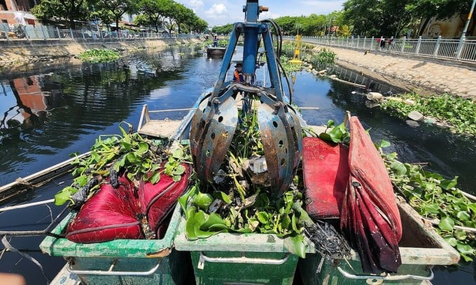 ពូក ប្រអប់ស្នោ ដបប្លាស្ទិក និងថង់នីឡុងត្រូវបានប្រមូលពីប្រឡាយ Tan Hoa-Lo Gom និងបំពេញប្រអប់ប្លាស្ទិកនៅលើទូកប្រមូលសំរាម។ រូបថត៖ ឌិញ វ៉ាន់