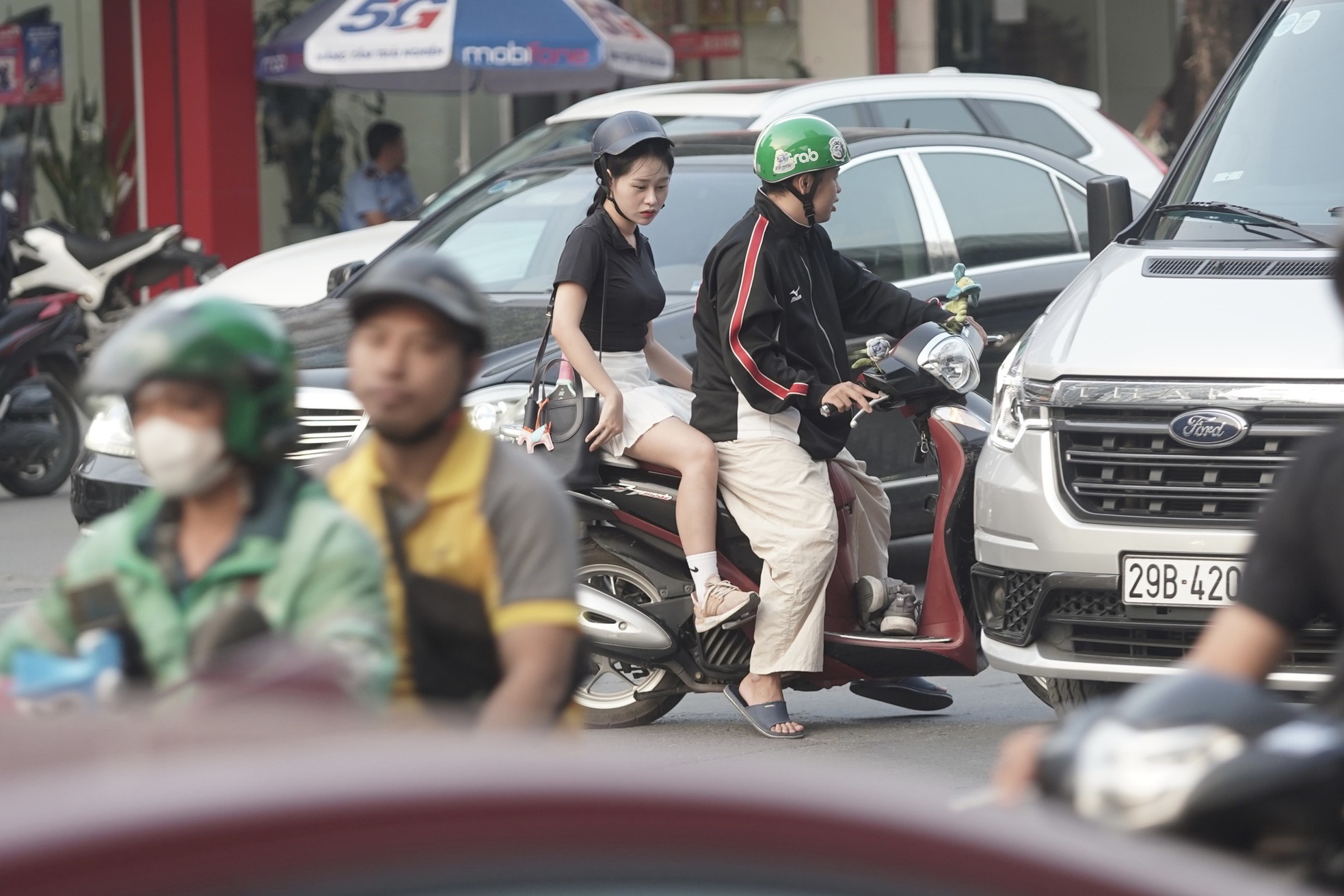 Horrifying scene of people risking their lives to 'cut' the front of a car, rushing through traffic to get into Thanh Xuan underpass photo 10