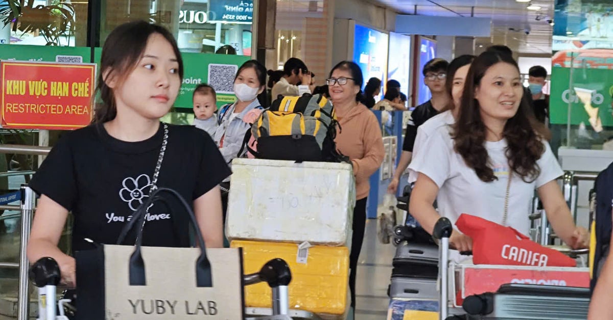 Los clientes regresan temprano a Ciudad Ho Chi Minh, ¿están sobrecargados los taxis y la infraestructura en el aeropuerto de Tan Son Nhat?